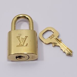L V Lock and Key set #322
